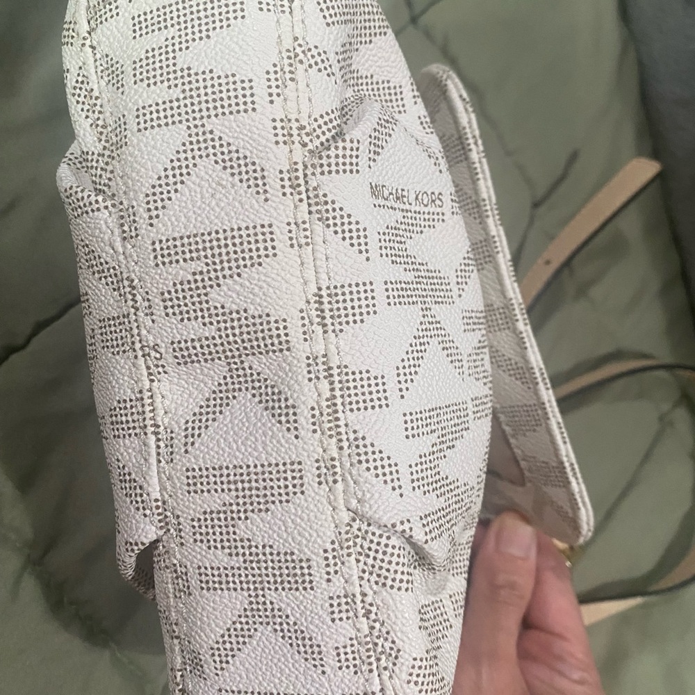 Michael Kors small purse - Picture 5 of 10